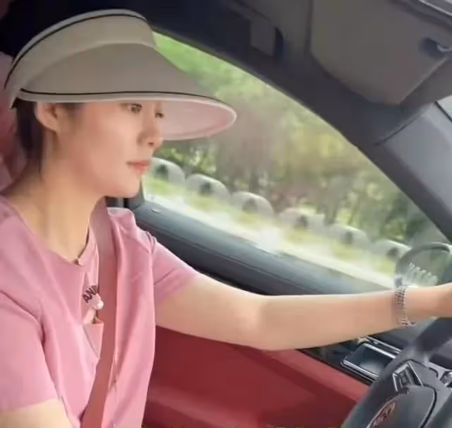 王小蒙母親節開豪車接娃,穿千元T恤背萬元包,神似停車場收費員