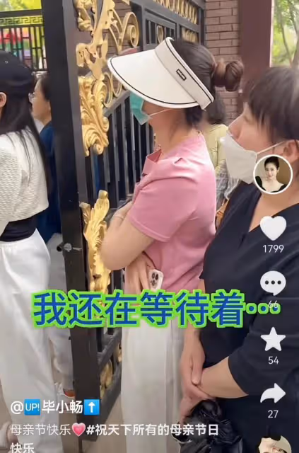 王小蒙母親節開豪車接娃,穿千元T恤背萬元包,神似停車場收費員