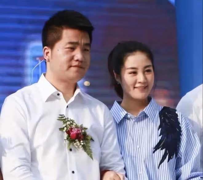 王小蒙母親節開豪車接娃,穿千元T恤背萬元包,神似停車場收費員