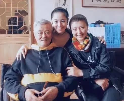王小蒙母親節開豪車接娃,穿千元T恤背萬元包,神似停車場收費員