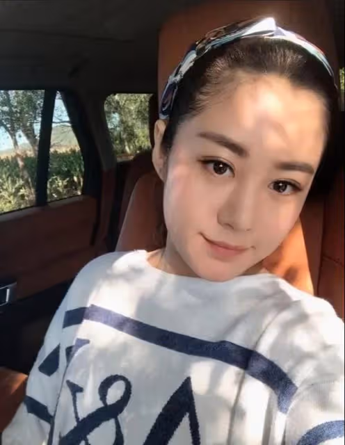 王小蒙母親節開豪車接娃,穿千元T恤背萬元包,神似停車場收費員