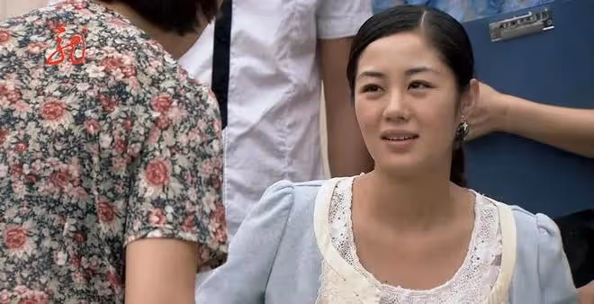 王小蒙母親節開豪車接娃,穿千元T恤背萬元包,神似停車場收費員