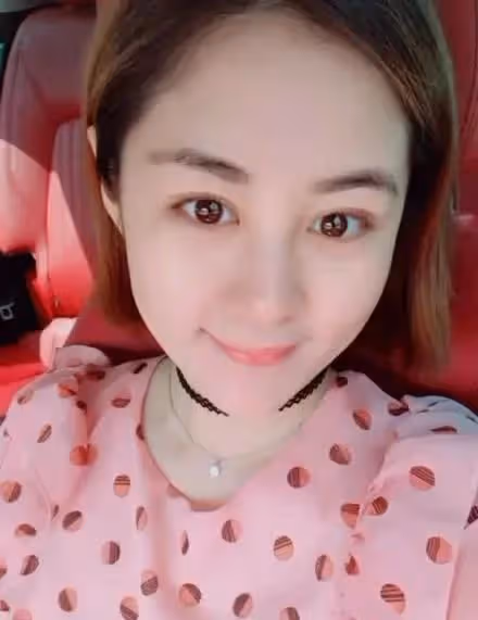 王小蒙母親節開豪車接娃,穿千元T恤背萬元包,神似停車場收費員