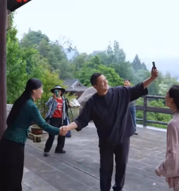 李亞鵬:莫欺少年窮,以前我到景點都拉橫幅歡迎,如今處處受排擠