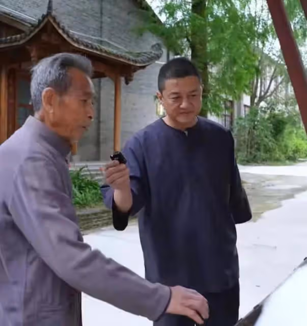 李亞鵬:莫欺少年窮,以前我到景點都拉橫幅歡迎,如今處處受排擠