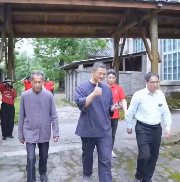 李亞鵬:莫欺少年窮,以前我到景點都拉橫幅歡迎,如今處處受排擠