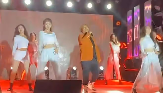 趙四：舞台演出被女演員扇巴掌，二人轉表演風格，不適合所有場合