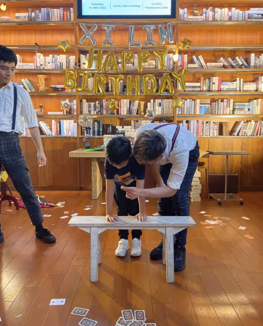 汪小菲再次返台為7歲兒子慶生,父子親密搭肩,點帝王蟹毫不吝嗇