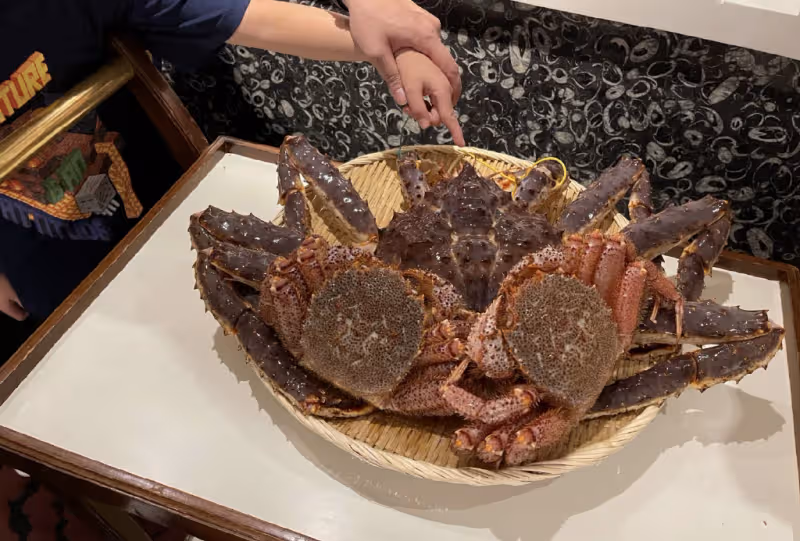 汪小菲再次返台為7歲兒子慶生,父子親密搭肩,點帝王蟹毫不吝嗇