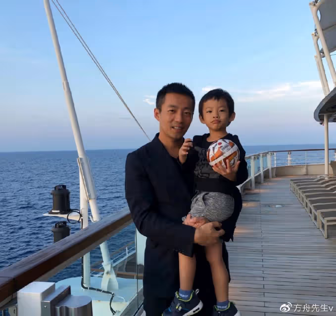 汪小菲再次返台為7歲兒子慶生，父子親密搭肩，點帝王蟹毫不吝嗇