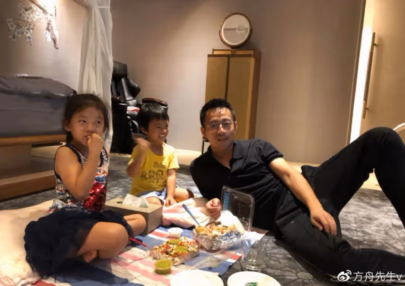 汪小菲再次返台為7歲兒子慶生，父子親密搭肩，點帝王蟹毫不吝嗇