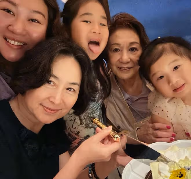 何超瓊又跟乾女兒過母親節！身家264億無兒女，已將對方視如己出
