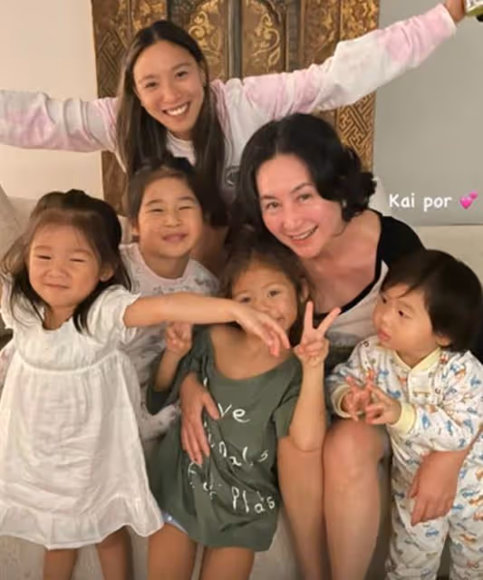 何超瓊又跟乾女兒過母親節！身家264億無兒女，已將對方視如己出