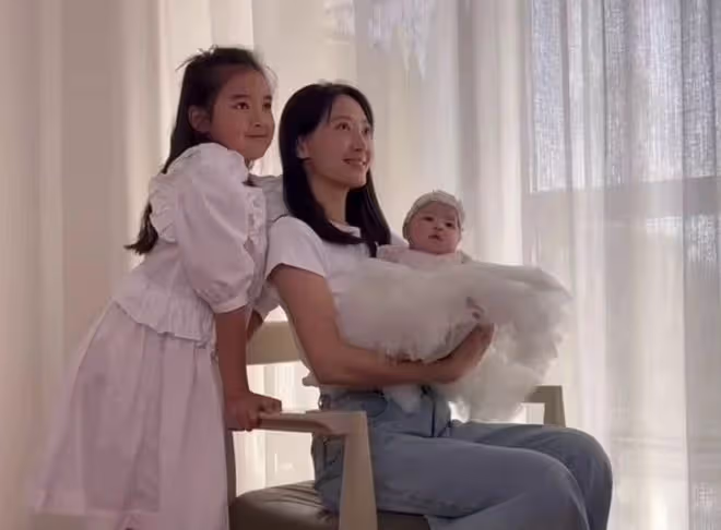 聶遠妻子母親節公開二胎性別!罕曬一家溫馨合影,寶貝穿裙很可愛