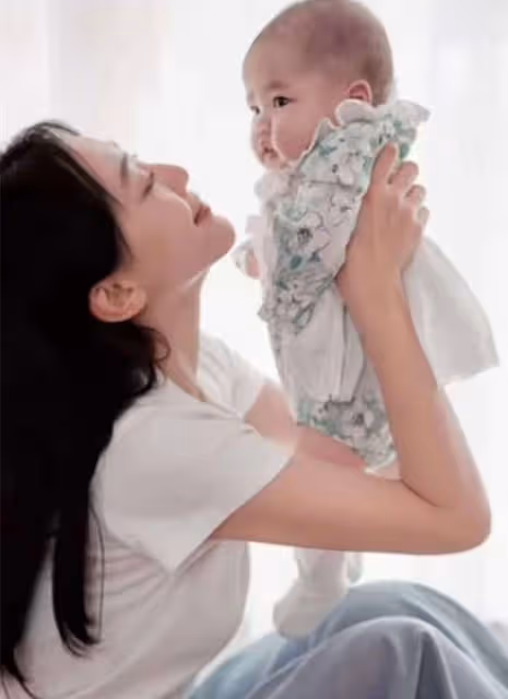 聶遠妻子母親節公開二胎性別!罕曬一家溫馨合影,寶貝穿裙很可愛