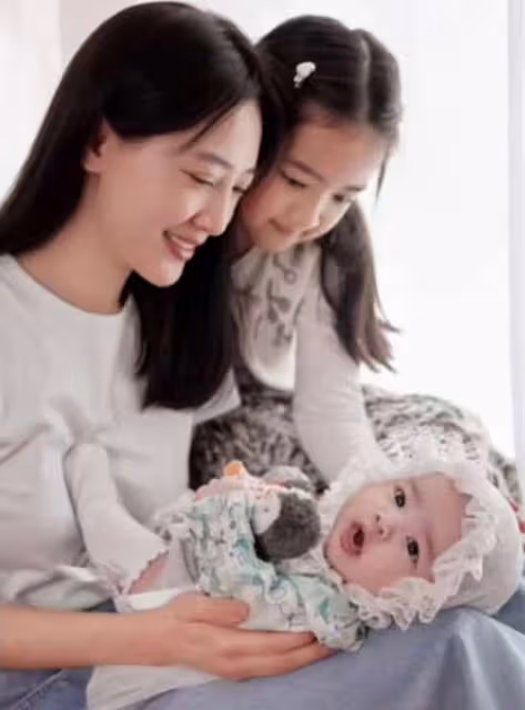 聶遠妻子母親節公開二胎性別!罕曬一家溫馨合影,寶貝穿裙很可愛