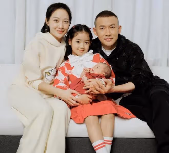 聶遠妻子母親節公開二胎性別!罕曬一家溫馨合影,寶貝穿裙很可愛