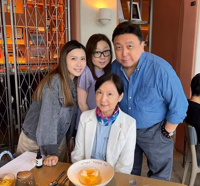 王晶母親節全家福罕曝光!倆女兒仍未嫁,長女太像爸漂亮次女像媽