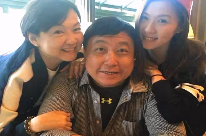 王晶母親節全家福罕曝光!倆女兒仍未嫁,長女太像爸漂亮次女像媽