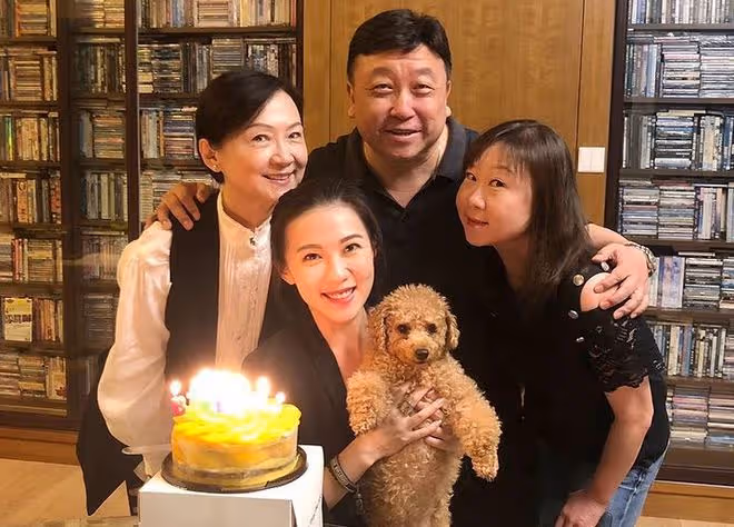 王晶母親節全家福罕曝光!倆女兒仍未嫁,長女太像爸漂亮次女像媽