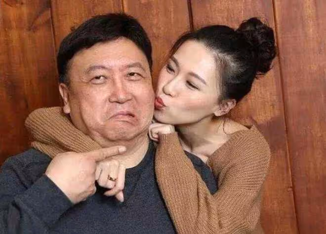 王晶母親節全家福罕曝光!倆女兒仍未嫁,長女太像爸漂亮次女像媽