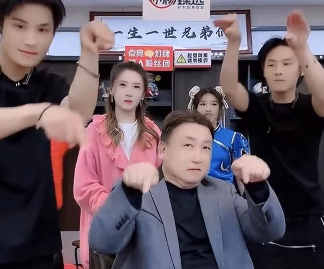 王晶母親節全家福罕曝光!倆女兒仍未嫁,長女太像爸漂亮次女像媽