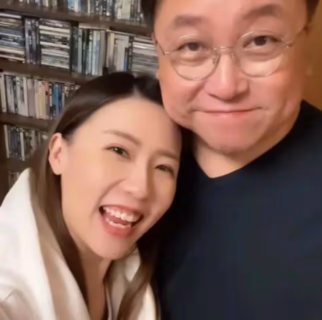王晶母親節全家福罕曝光!倆女兒仍未嫁,長女太像爸漂亮次女像媽
