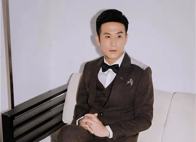 知名演員馬赫自曝遇碰瓷,對方直接躺車頭上!被嚇一跳慶幸有監控
