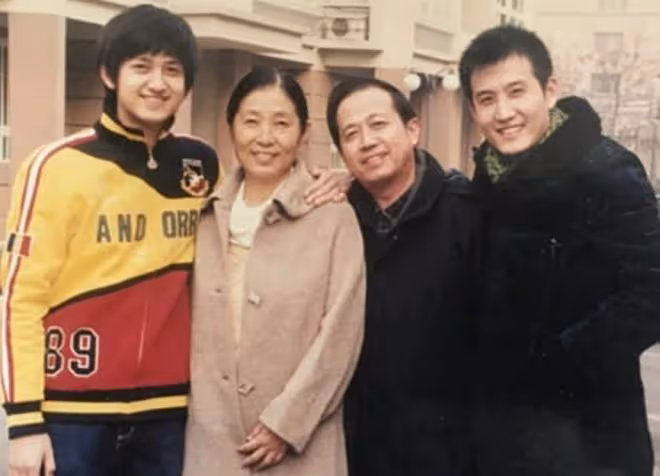 知名演員馬赫自曝遇碰瓷,對方直接躺車頭上!被嚇一跳慶幸有監控