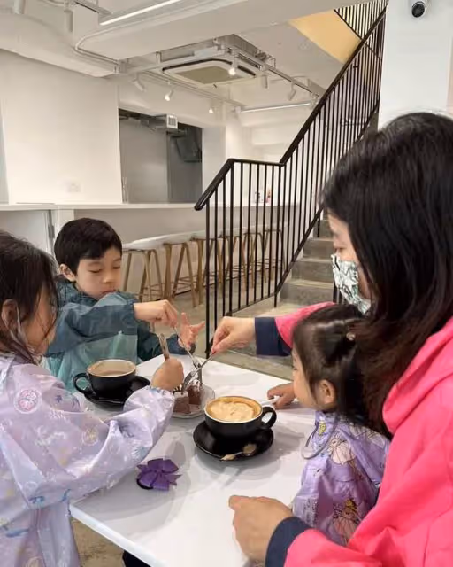 郭晶晶一家慶母親節!小女兒穿2600元外套,被媽媽抱在懷裡很溫馨