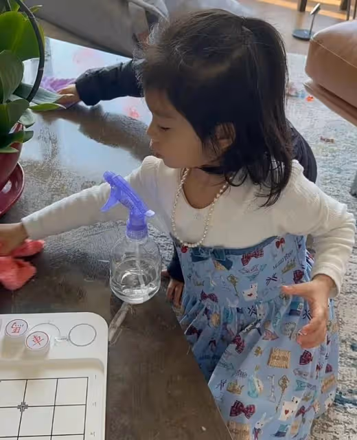 郭晶晶一家慶母親節!小女兒穿2600元外套,被媽媽抱在懷裡很溫馨