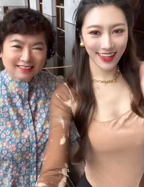 陳佩斯妹妹澳門過母親節!與女兒狂購奢侈品吃大餐,愛女已嫁豪門