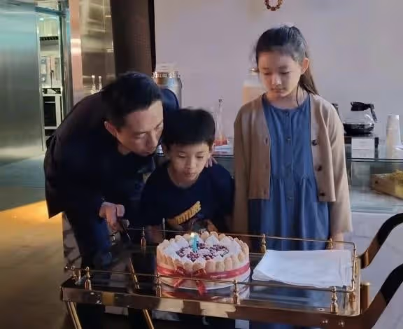 汪小菲曬兒子慶生照,兒女正面出鏡像爸爸,姐弟倆悶悶不樂引爭議