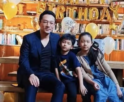 汪小菲曬兒子慶生照,兒女正面出鏡像爸爸,姐弟倆悶悶不樂引爭議