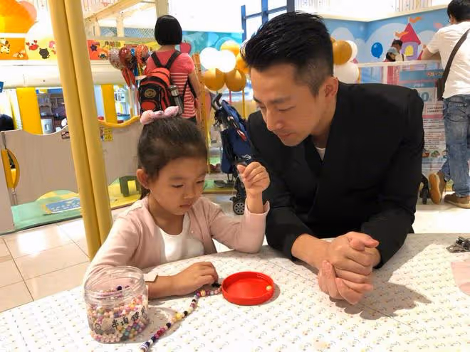 汪小菲曬兒子慶生照,兒女正面出鏡像爸爸,姐弟倆悶悶不樂引爭議