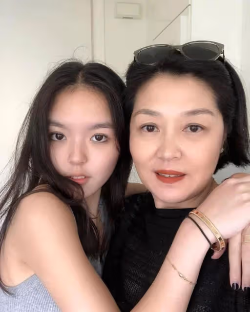 李詠女兒在美國為媽媽過母親節,穿母女裝約會,21歲法圖麥顏值高