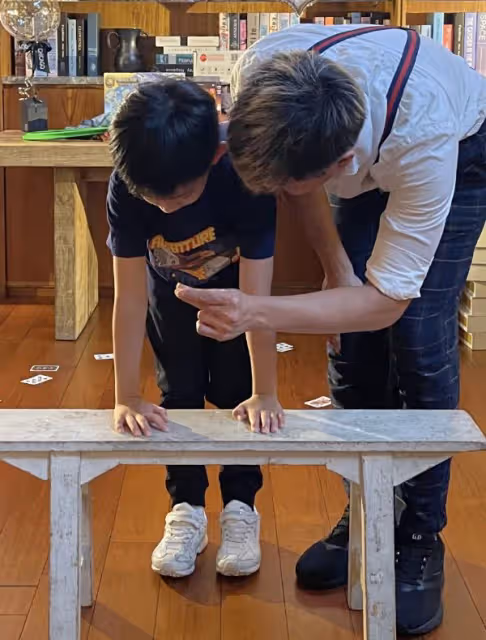 汪小菲再次返台為7歲兒子慶生,陪子女切蛋糕,點帝王蟹毫不吝嗇