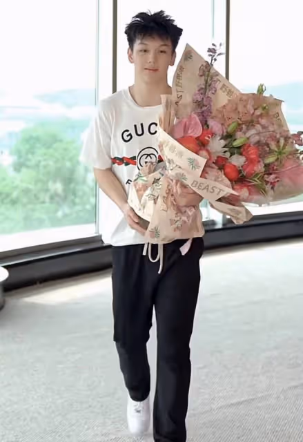王艷母親節獲兒子送花,17歲球球穿4400元T恤,富養長大變懂事