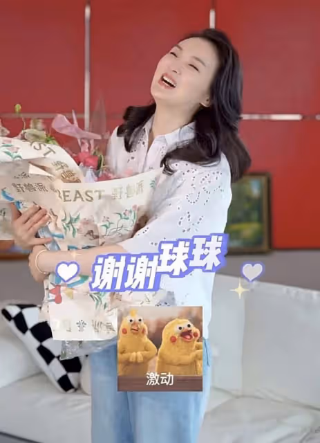 王艷母親節獲兒子送花,17歲球球穿4400元T恤,富養長大變懂事