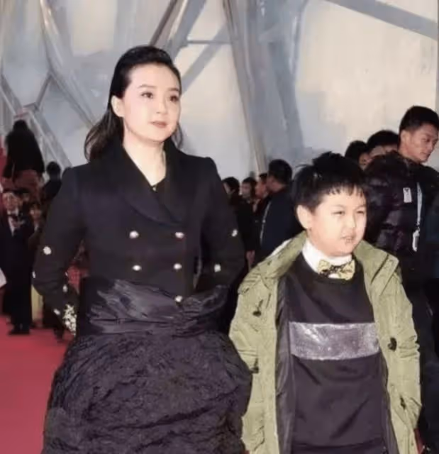王艷母親節獲兒子送花,17歲球球穿4400元T恤,富養長大變懂事