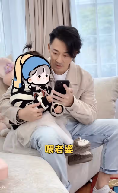 張馨月母親節高調秀恩愛,被林峯親吻臉頰,一家三口住豪華大別墅