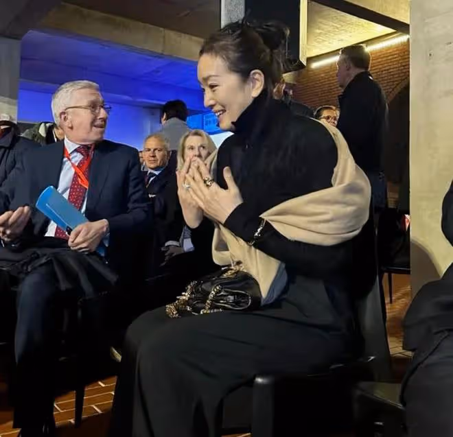 57歲鞏俐抵達坎城，牽手75歲丈夫散發鞏皇氣場，為粉絲簽名沒架子