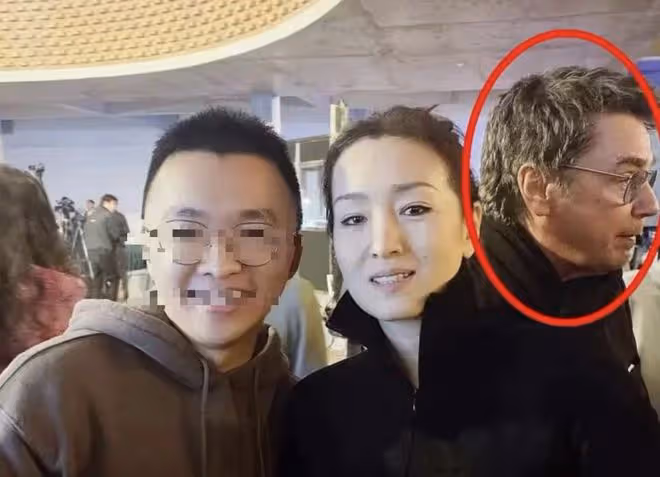 57歲鞏俐抵達坎城，牽手75歲丈夫散發鞏皇氣場，為粉絲簽名沒架子