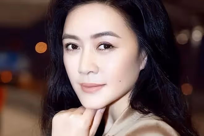 初戀陸毅,痴愛王志文,富豪老公入獄去世,她拿130億笑著活下去