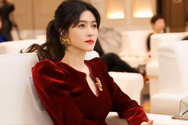 初戀陸毅,痴愛王志文,富豪老公入獄去世,她拿130億笑著活下去