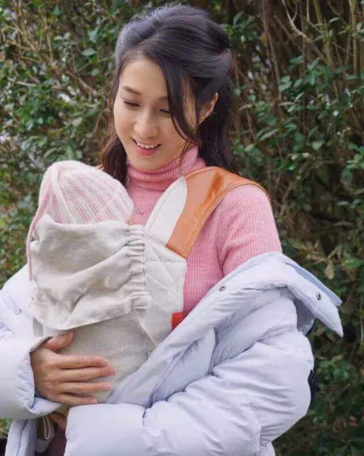 TVB前當家花旦罕曬豐滿事業線,嫁大13歲丈夫,結婚後定居加拿大