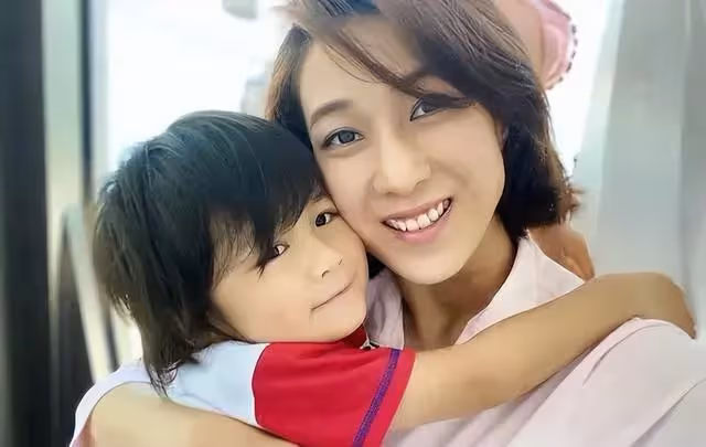 TVB前當家花旦罕曬豐滿事業線,嫁大13歲丈夫,結婚後定居加拿大