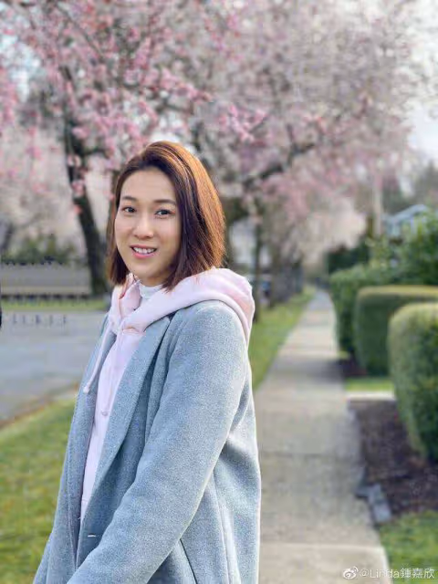 TVB前當家花旦罕曬豐滿事業線,嫁大13歲丈夫,結婚後定居加拿大