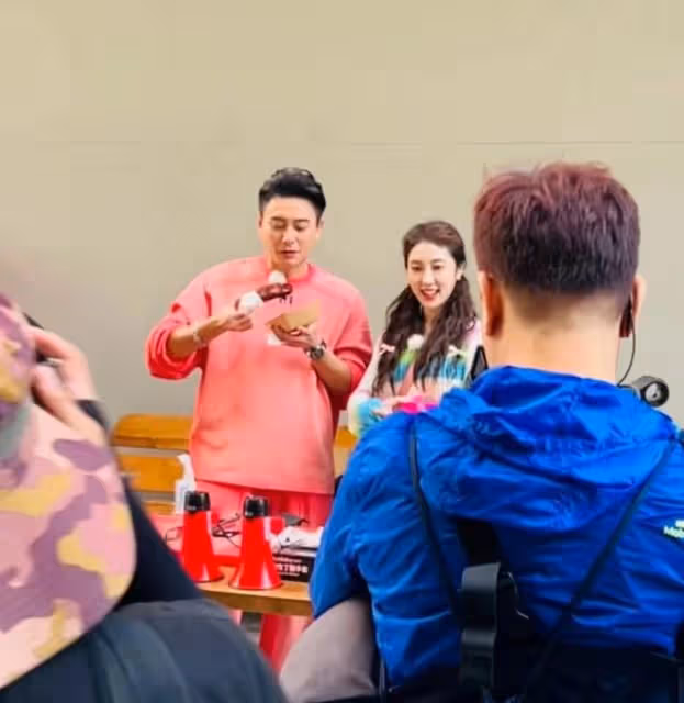 互動親密!黃宗澤內地拍節目與女搭檔表現曖昧,有說有笑互搭手臂