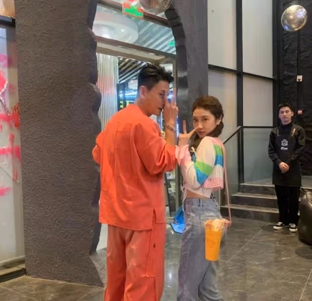 互動親密!黃宗澤內地拍節目與女搭檔表現曖昧,有說有笑互搭手臂
